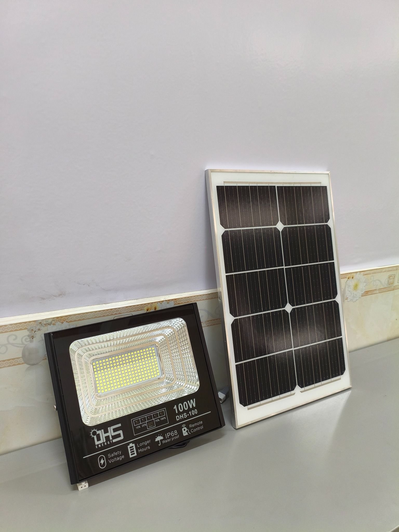 Đèn pha năng lượng mặt trời 100W – 200 LED 5054, pin 24.000mAh, tấm pin 5V/30W