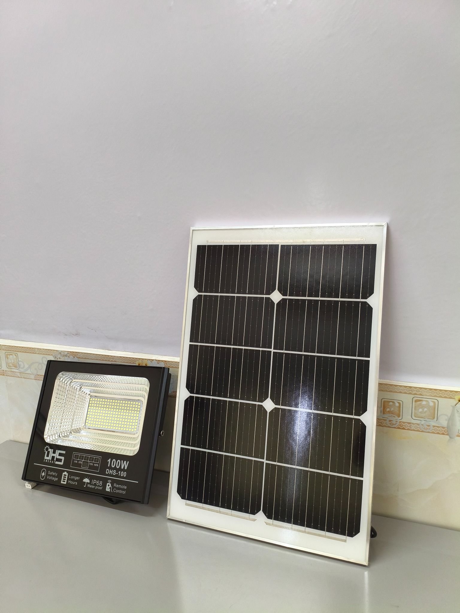 Đèn pha năng lượng mặt trời 100W – 200 LED 5054, pin 24.000mAh, tấm pin 5V/30W