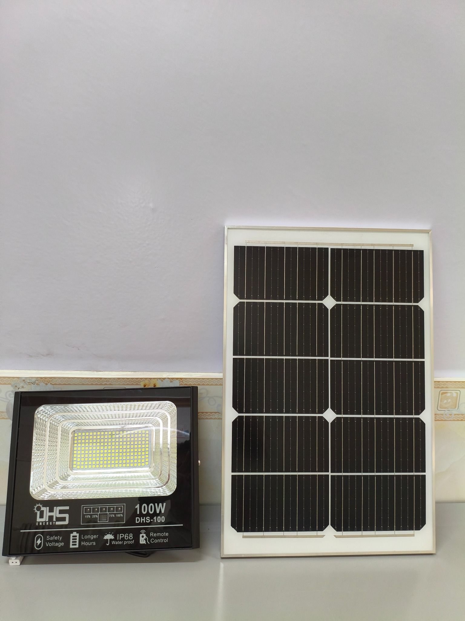 Đèn pha năng lượng mặt trời 100W – 200 LED 5054, pin 24.000mAh, tấm pin 5V/30W