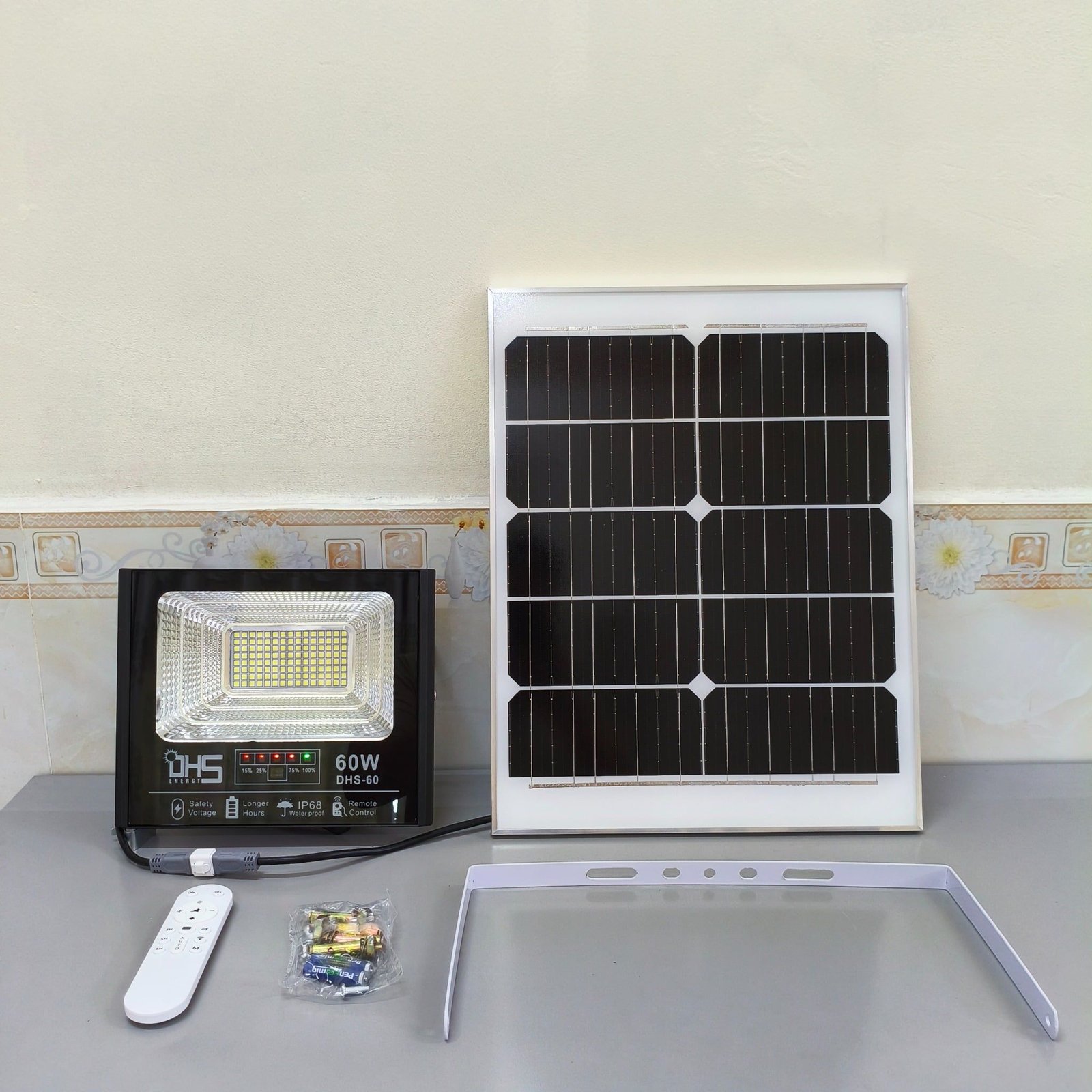 Đèn pha năng lượng mặt trời 60W – 120 LED 5054, pin 18.000mAh, tấm pin mono 5V/25W