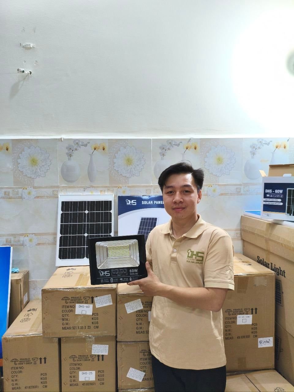 Đèn pha năng lượng mặt trời 60W – 120 LED 5054, pin 18.000mAh, tấm pin mono 5V/25W