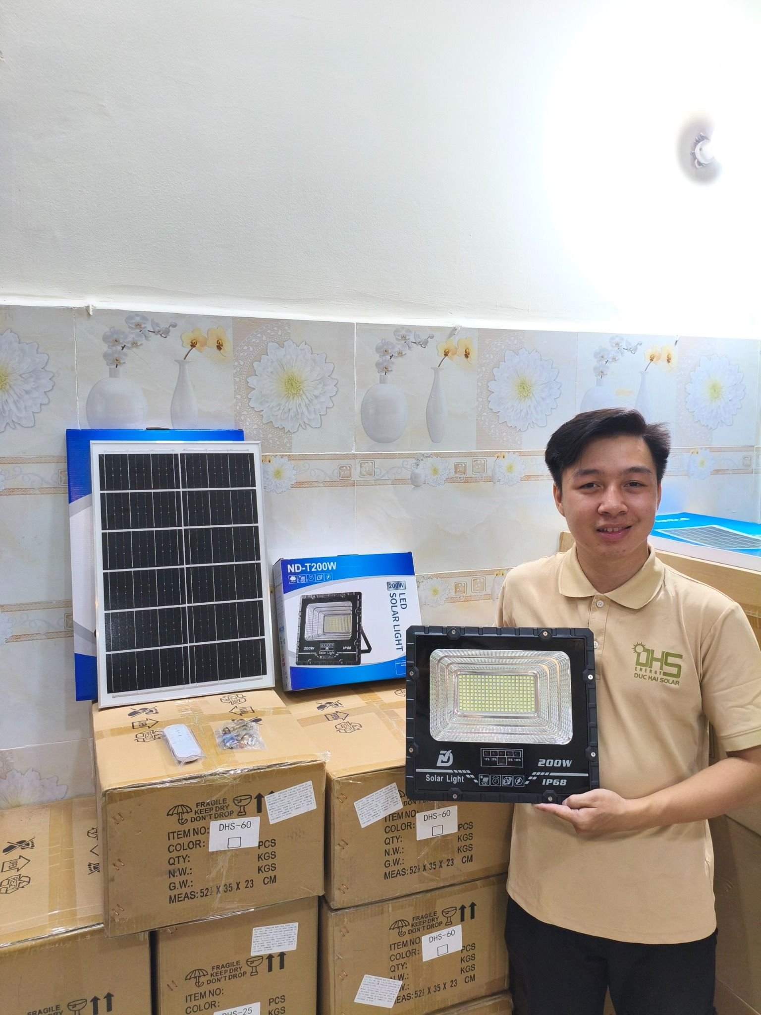 Đèn pha năng lượng mặt trời G-200W – 200 LED 5054, pin 24.000mAh, tấm pin 5V/30W