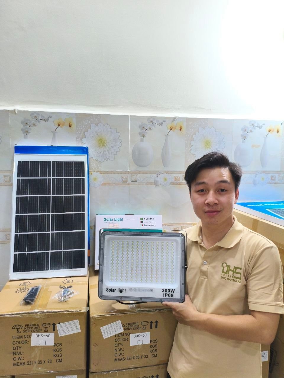 Đèn năng lượng mặt trời trong nhà Mắt Ngọc 300W chống lóa – MN300