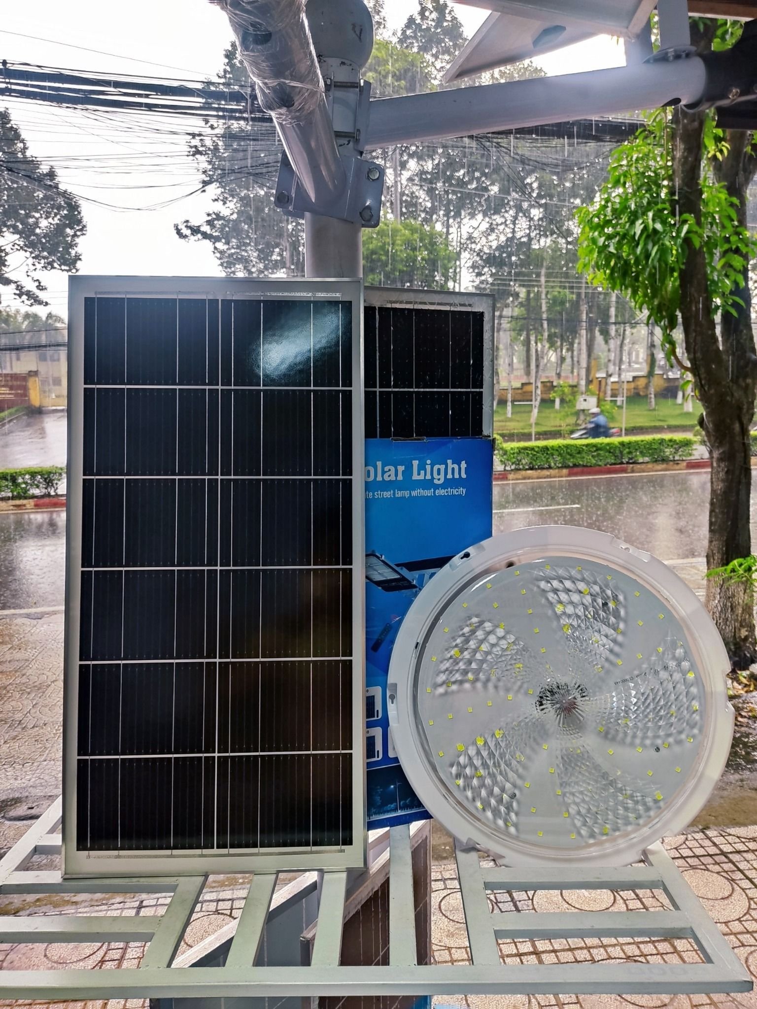 Đèn năng lượng mặt trời ốp trần 500W OT-500W – chiếu sáng 360°, pin 36.000mAh