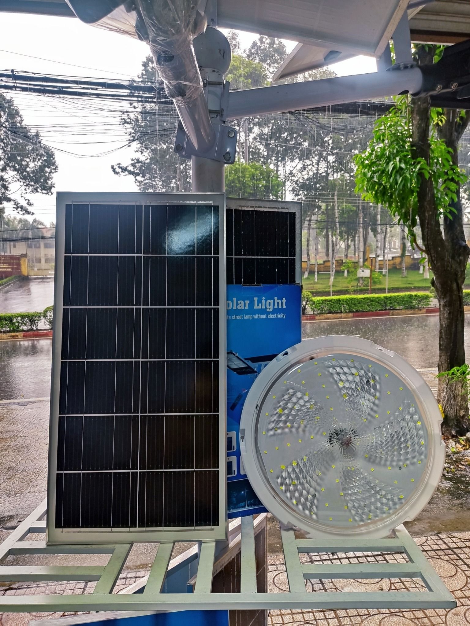 Đèn năng lượng mặt trời ốp trần 500W OT-500W – chiếu sáng 360°, pin 36.000mAh