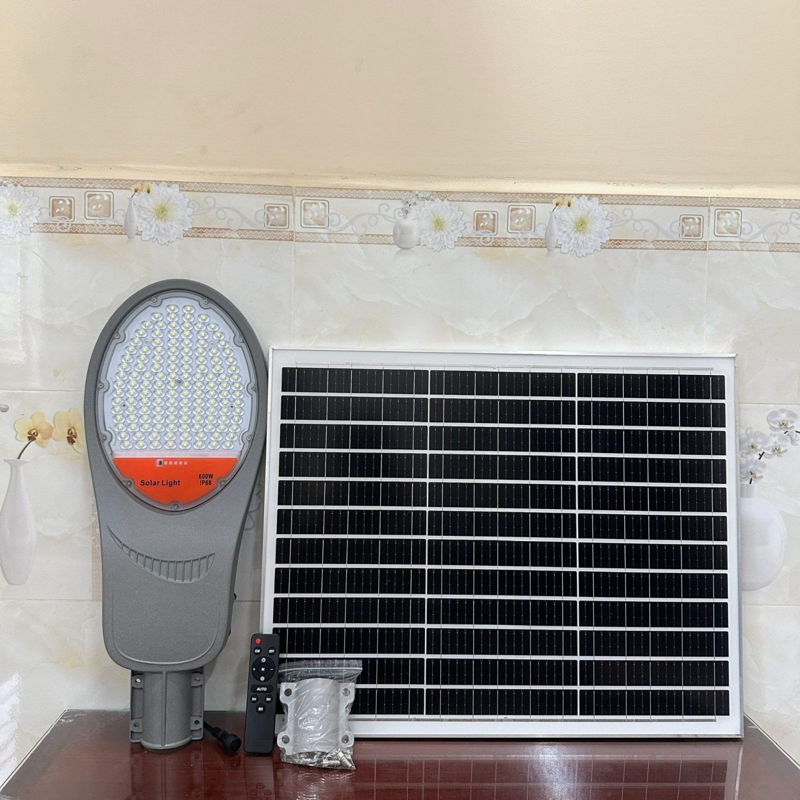 Đèn đường năng lượng mặt trời TITAN PRO TN600 600W – pin LiFePO4 cao cấp