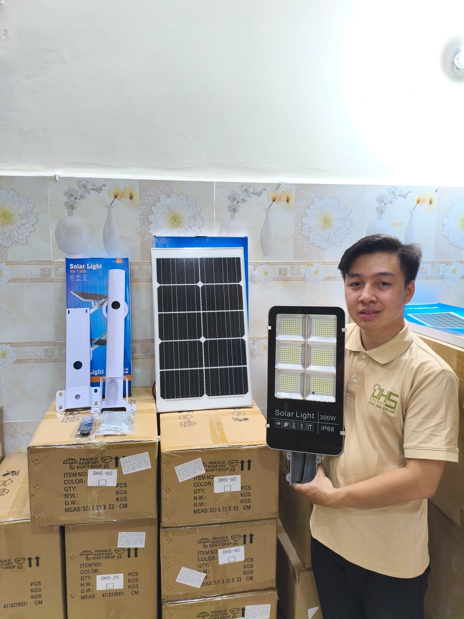Đèn đường bàn chải năng lượng mặt trời 300W – chip LED 5050, pin LiFePO4 36.000mAh